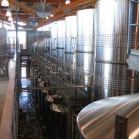 Bodegas y destilerías españolas al servicio de la población