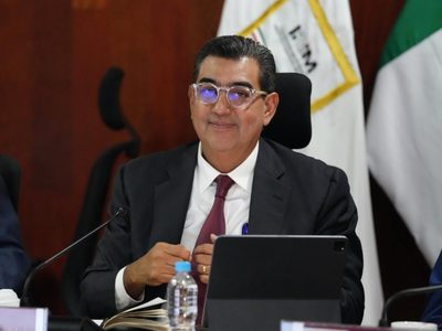 Francisco Garduño entrega titularidad del INM al exgobernador de Puebla, Sergio Salomón Céspedes