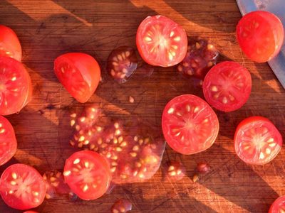 No tires las semillas de tomate con lo caros que están: mirá cómo podés aprovecharlas para mejorar tu salud