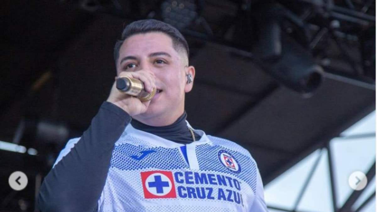 El cantante del Grupo Firme