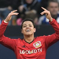 "Chicharito" anota el gol con el que remonta Leverkusen 3-2 al Schalke