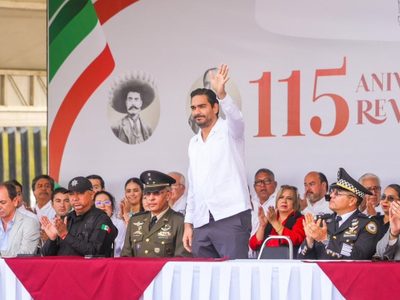 Alcalde de Reynosa abandona desfile para evitar a familiares de desaparecidos
