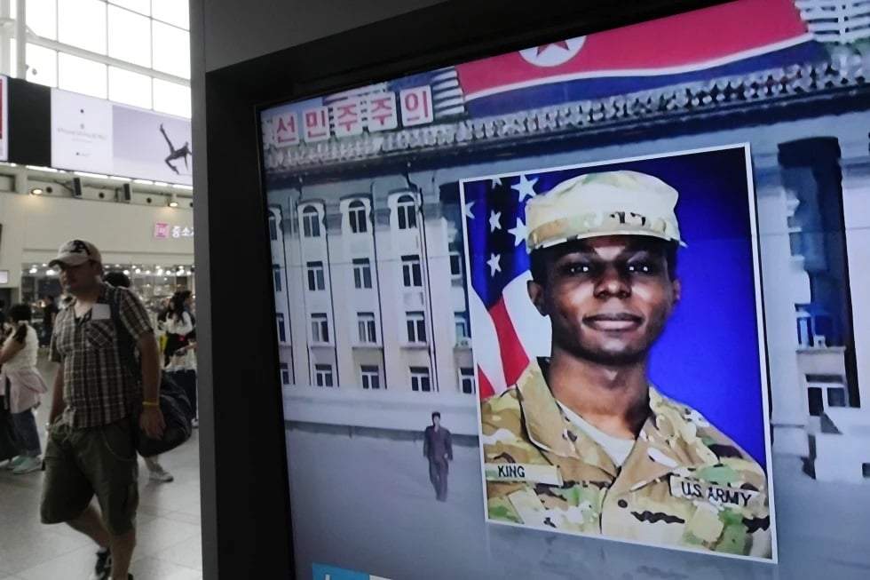 Una televisora muestra una imagen de archivo del soldado estadunidense Travis King durante un programa noticioso visto en la estación de tren de Seúl, Corea del Sur, el 16 de agosto de 2023