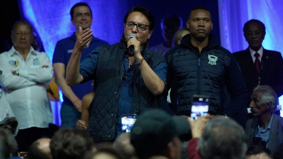 El candidato presidencial Fernando Villavicencio habla durante un acto de campaña en una escuela minutos antes de que lo mataran a tiros