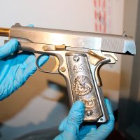 Hallan armas de lujo, vehículos y joyería en una residencia en Nuevo León