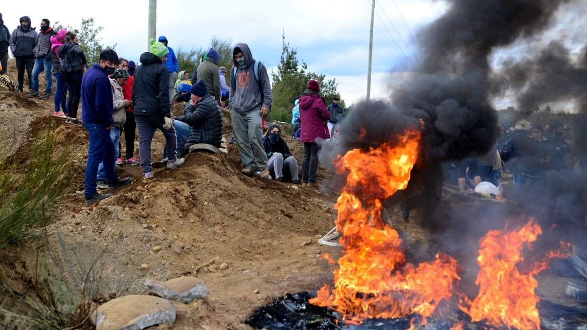 Reclamos y protestas frente a la orden de desalojo en cerro Otto. Fuente: (Twitter).