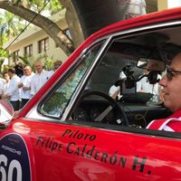 Calderón promociona franquicia gasolinera en Rally Maya; pilotea un Porche rojo 912