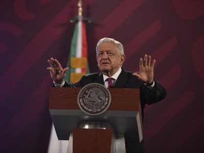 Si Ebrard decide ser independiente, mandaría a Gálvez al tercer lugar: AMLO