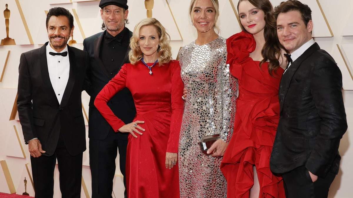 Derbez junto a los actores que participaron en la cinta