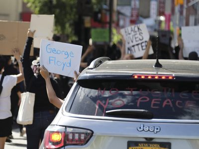 Fuertes imágenes: un coche embistió a la policía de Nueva York durante las protestas