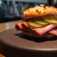 Cocina tradicional judía con platos típicos y envío por delivery
