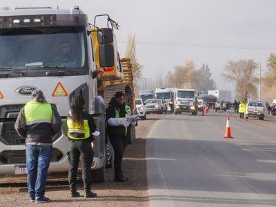 Detectan trabajadores en negro en vehículos de carga y transporte de pasajeros hacia Vaca Muerta