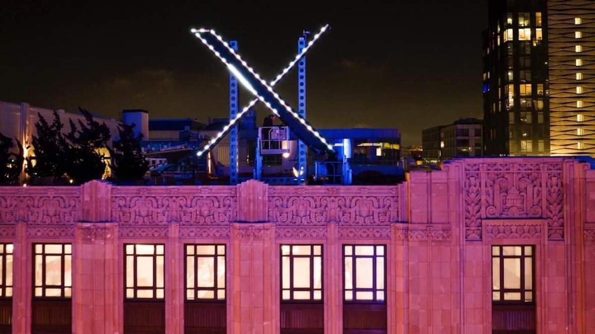 Trabajadores instalan un cartel de "X" en el techo de la sede de la empresa que antes se llamaba Twitter
