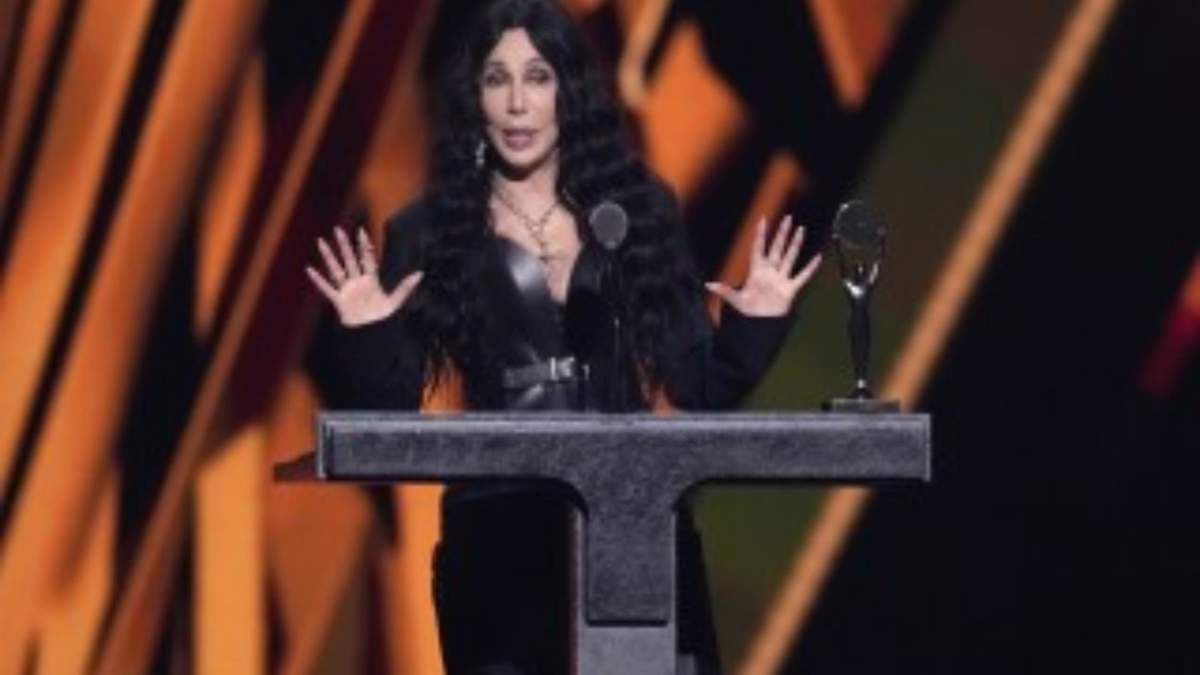 Cher da un discurso durante la ceremonia de inducción al Salón de la Fama del Rock & Roll, el sábado 19 de octubre de 2024, en Rocket Mortgage FieldHouse de Cleveland