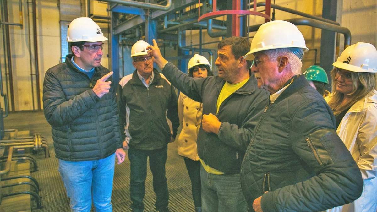 Cervi junto a Jorge Taylor en su recorrida por la planta. Fuente: (Facebook)