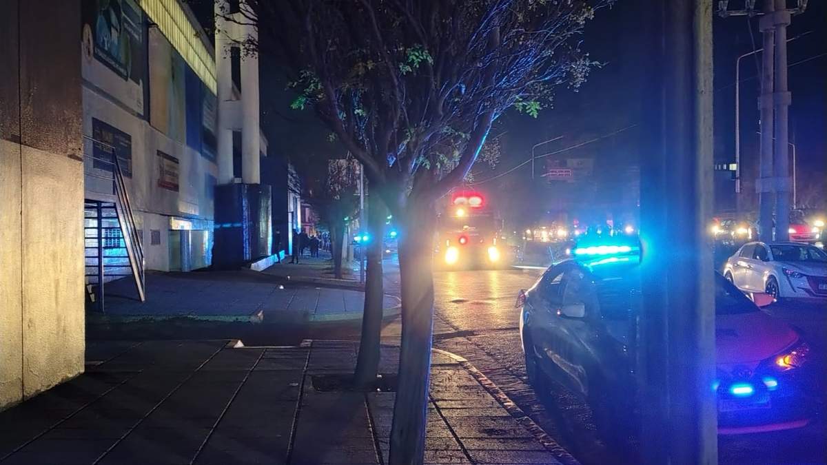 Apagón e incendio en el subsuelo del Carrefour de Neuquén. Fuente: (@lucasjaranqn)