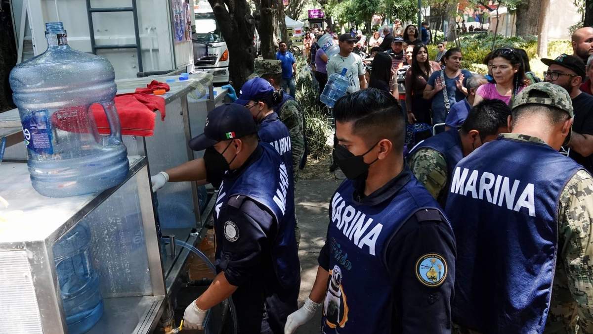 Vecinos de la Benito Juárez se abastecen de agua en el parque Alfonso Esparza Oteo. Elementos de la Marina participan en el programa de apoyo