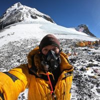 Un libro revela el ascenso al Everest contado por un joven nepalí