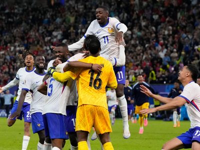 Futbolistas franceses celebran resultados de las elecciones