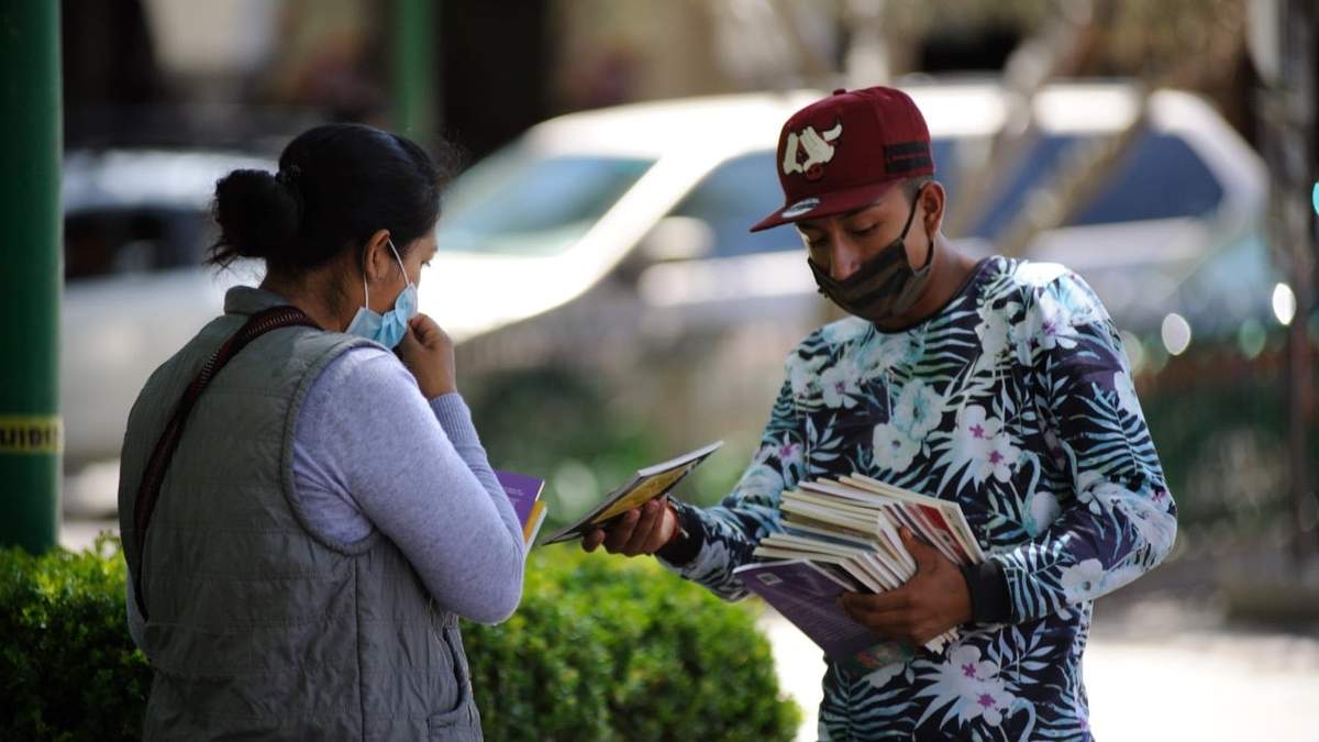 Un joven vende libros en el centro de Tlaxcala ante la crisis por el covid-19