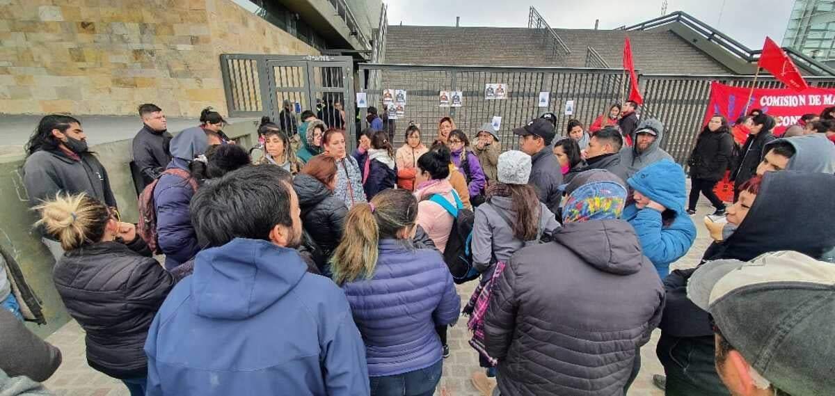 La comunidad educativa del jardín 31 en la Fiscalía. Fuente (Javier Manzano)