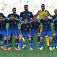 El Barcelona buscaría a un defensor argentino para reemplazar a Piqué