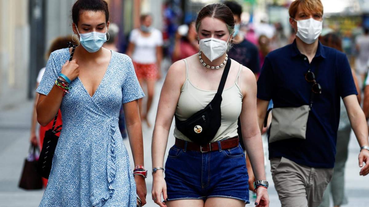 Personas caminan con cubrebocas por las calles de Estados Unidos. Fuente: (Twitter)