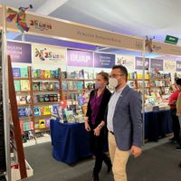 Gutiérrez Müller visita la Feria del Libro de la BUAP y destaca el regreso a las aulas