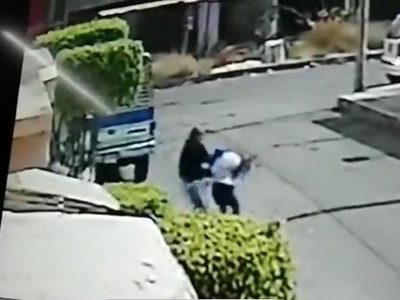 Captan en video momento en que una mujer es golpeada y asaltada en Ecatepec