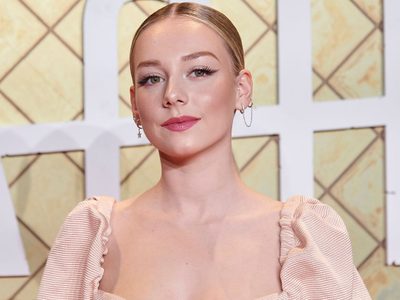 La cantan J Balvin y Ozuna: Ester Expósito ya tiene su propia canción y se hizo viral bailándola