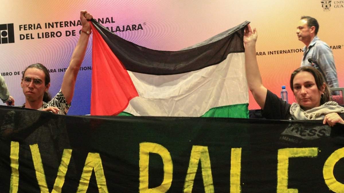 Manifestantes pro-Palestina interrumpen mesa sobre Medio Oriente en la FIL de Guadalajara