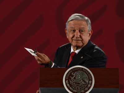 AMLO muestra mini cámara de espionaje hallada en Palacio Nacional