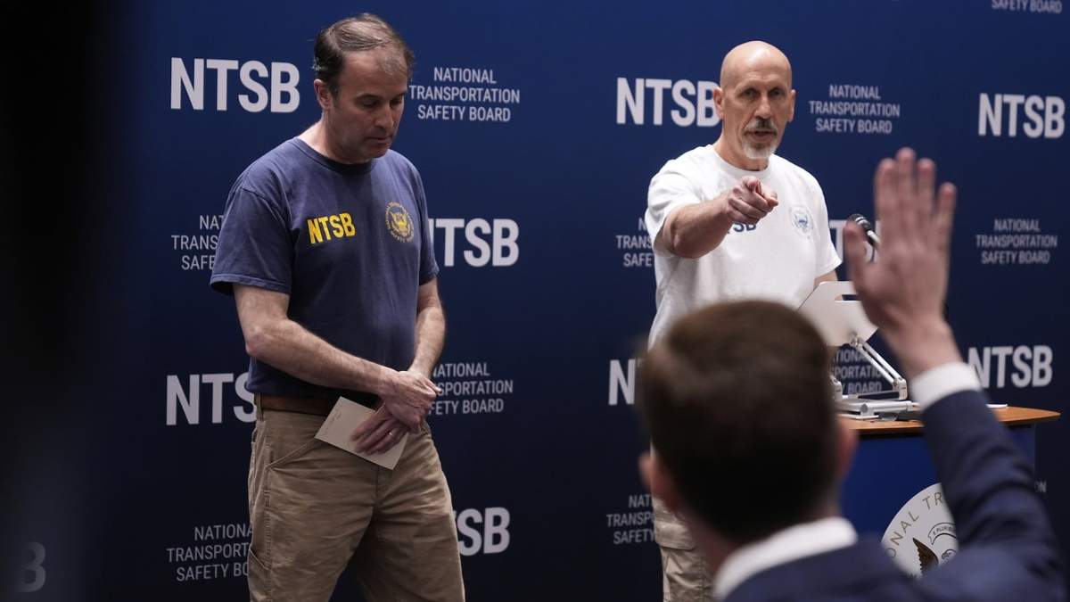 Brian Young y Michael Graham, en la conferencia de prensa de la NTSB