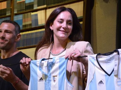 La mejor de la historia: presentaron la estatua de Luciana Aymar en Rosario