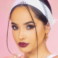 "¡Te convence así!" Becky G realizó una invitación de lujo a sus fans con una infernal foto