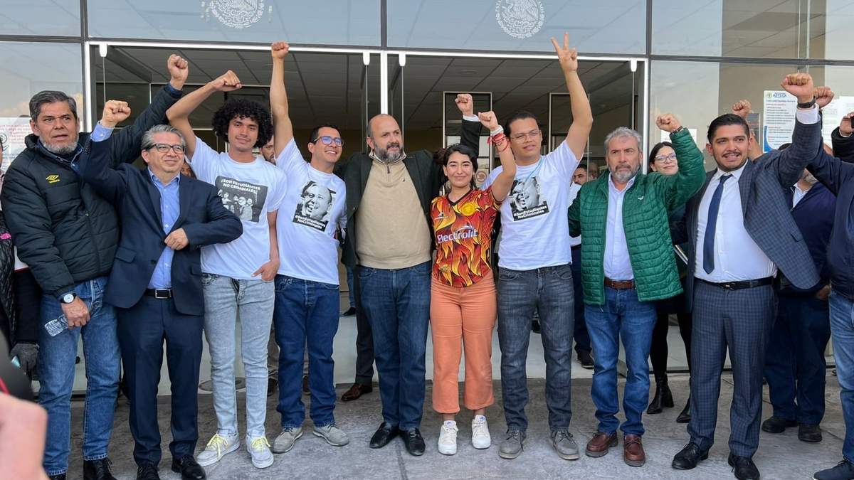 Los estudiantes fueron recibidos por compañeros y personal de la UdeG al salir de prisión