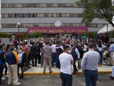 Detectan sesgo en encuesta de reconocimiento en Morena… y surgen las denuncias