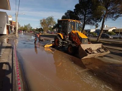 Un caño roto en calle Lastra dejó sin agua a varios barrios en Neuquén capital