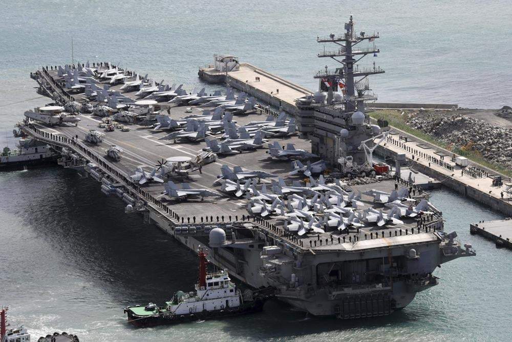 El portaaviones estadunidense USS Ronald Reagan llegando a Busán, Corea del Sur