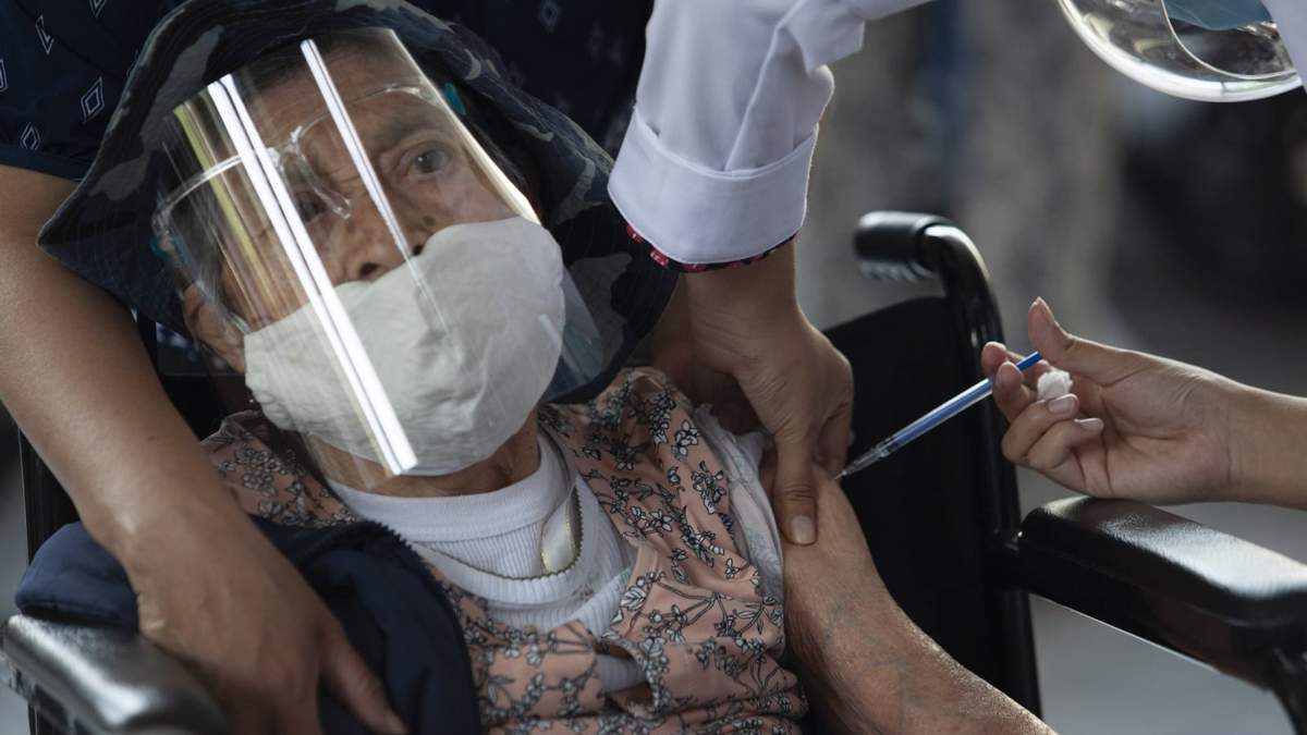 Una mujer adulta mayor es vacunada en la alcaldía Cuauhtémoc