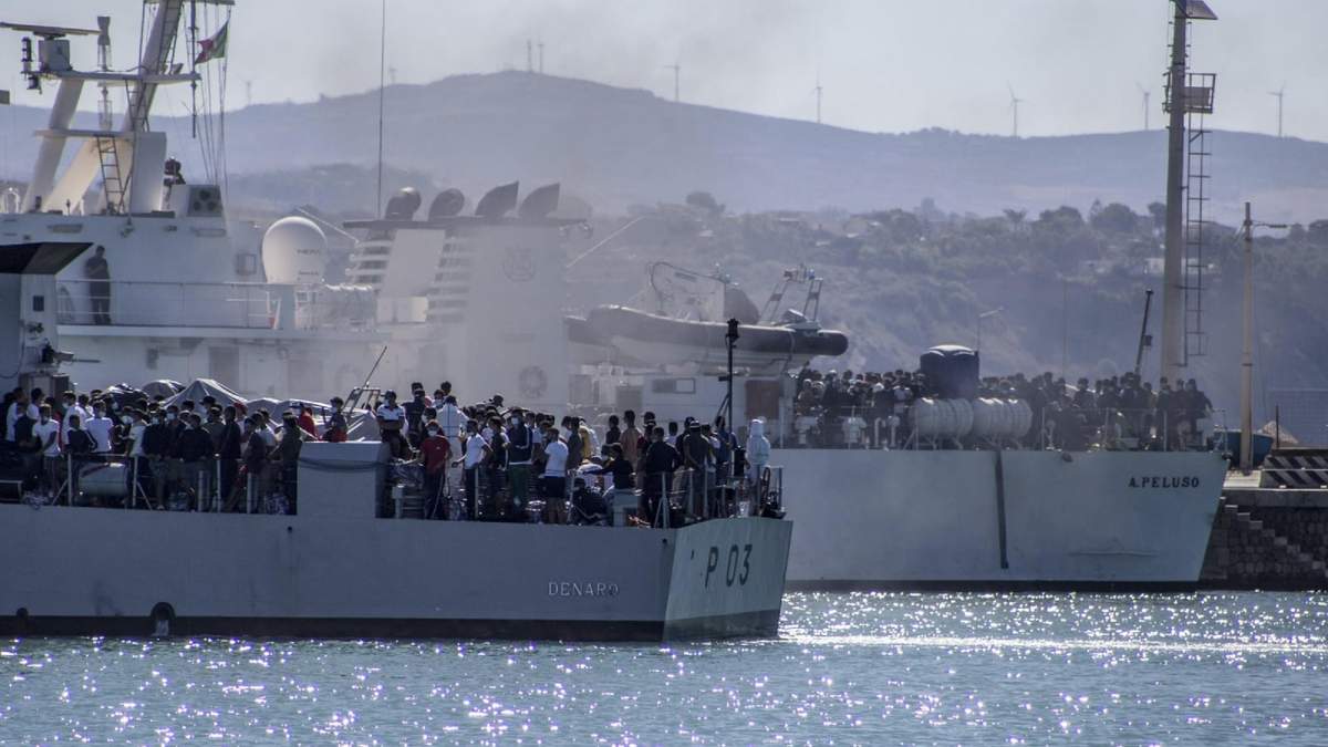 El sábado, la isla siciliana recibió a 367 personas que viajaban en un barco pesquero. Fuente: (Twitter)