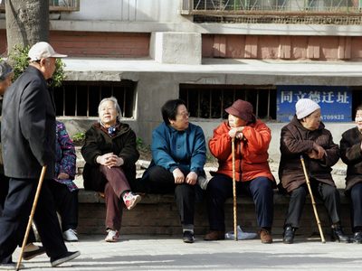 Por un brote de COVID, recomiendan en China no visitar a adultos mayores