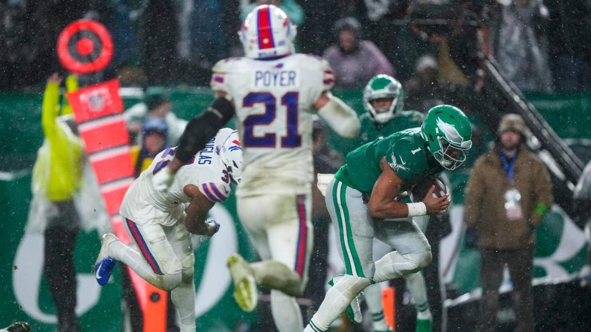Jalen Hurts, quarterback de los Eagles de Filadelfia, anota el touchdown de la victoria en contra de los Bills