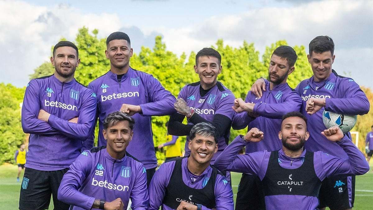 No ven la hora de entrar a jugar. Racing está ilusionado.