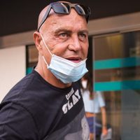 Kiko Matamoros regresó de sus vacaciones con los tapones de punta y respondió a las críticas
