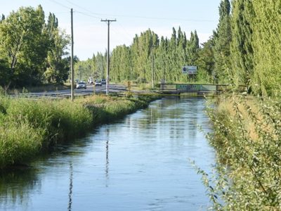 Impactante rescate: un auto perdió el control y cayó dentro de un canal