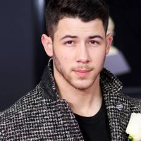 ¡Qué asqueroso! Nick Jonas fue la burla en redes al enseñar sus dientes en vivo ¡No sonrías más!