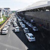 Taxistas anuncian manifestaciones contra Uber y DiDi en el AICM para el miércoles 11 de marzo