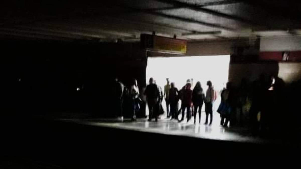 Corte de energía eléctrica en  una estación de la Línea 1