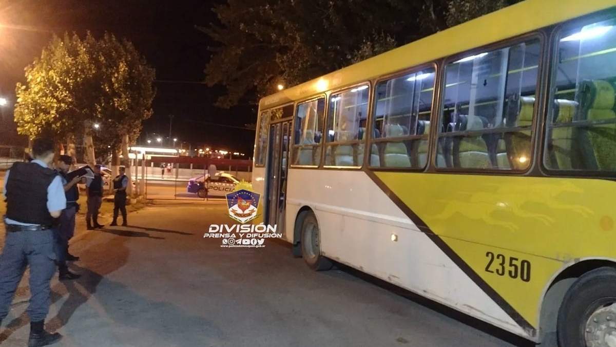 Un hombre mayor provocaba disturbios en un colectivo. Fuente: (Policía Neuquén)